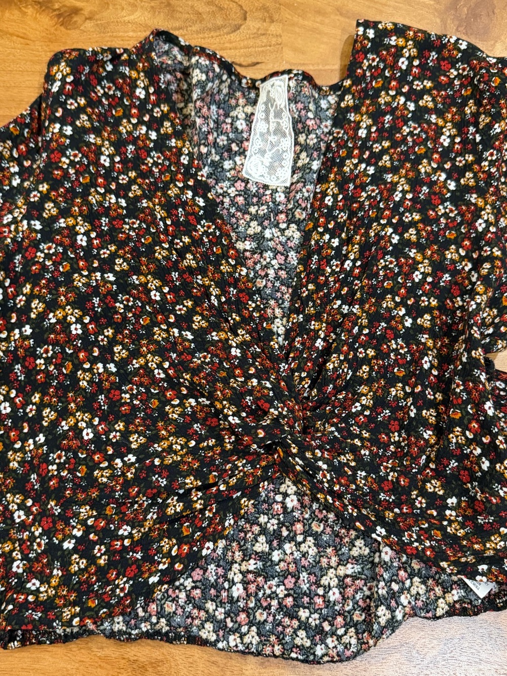Sadie & Sage Black Floral Twist-Front Long Sleeve Crop Top Size Medium - Picture 4 of 9